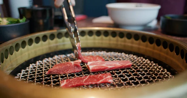 ストーブの上で焼きたての牛肉のスライス — ストック写真