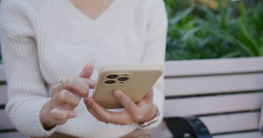 Parkta kadın cep telefonu kullanımı