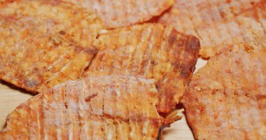 Tayland usulü kuru kalamar yemeği.