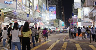 Mong Kok, Hong Kong - 10 Aralık 2020: İnsanlar geceleri sokakta yürüyor