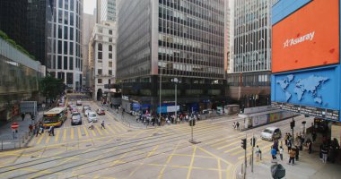 Merkez, Hong Kong - 15 Aralık 2020: Yolun karşısındaki insanların üst görüntüsü