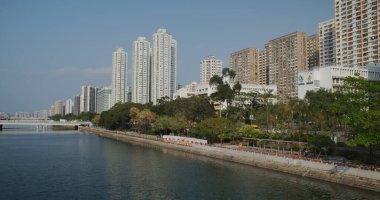 Sha Tin, Hong Kong - 14 Mart 2021: Shing Mun Nehri Kanalı ve Hong Kong konut binası