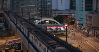 Kwai Fong, Hong Kong - 17 Şubat 2021: Tren istasyona geldi