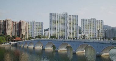 Sha Tin, Hong Kong - 14 Mart 2021: Shing Mun Nehri Kanalı ve Hong Kong konut binası