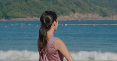 Spor kadını, sahile bak.