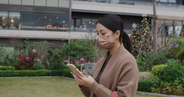 Mujer Usar Máscara Facial Uso Teléfono Inteligente Parque — Foto de Stock