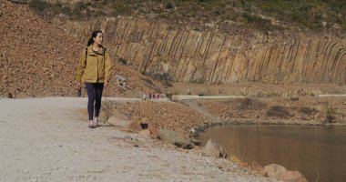 Sai Kung 'daki Hong Kong Coğrafi Parkı' nı ziyaret eden kadın.