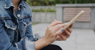 Açık havada kadın cep telefonu kullanımı