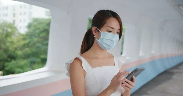 Vrouw Draagt Gezichtsmasker Het Gebruik Van Mobiele Telefoon Bij Voetgangerstunnel — Stockfoto