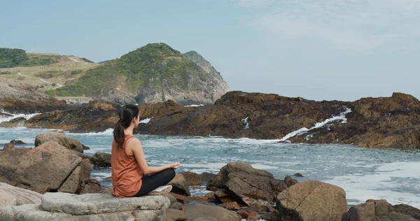 Donna Fare Yoga Accanto Alla Spiaggia Sul Mare — Foto Stock