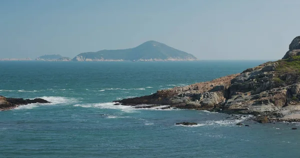 Vagues Mer Éclaboussent Contre Rocher Sur Île — Photo