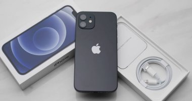 Hong Kong - 11 Ocak 2021: İphone 12 'yi aç
