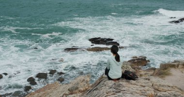 Kadın deniz dalgasına bak.