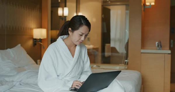 女性はホテルの部屋でノートパソコンで働く — ストック写真