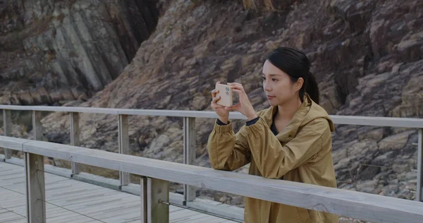 Mujer Tomar Una Foto Teléfono Celular Geopark — Foto de Stock