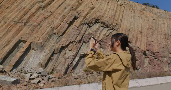 Kobieta Zrobić Zdjęcie Telefon Komórkowy Geopark — Zdjęcie stockowe