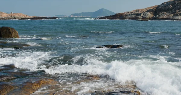 Vagues Mer Éclaboussent Contre Rocher Sur Île — Photo