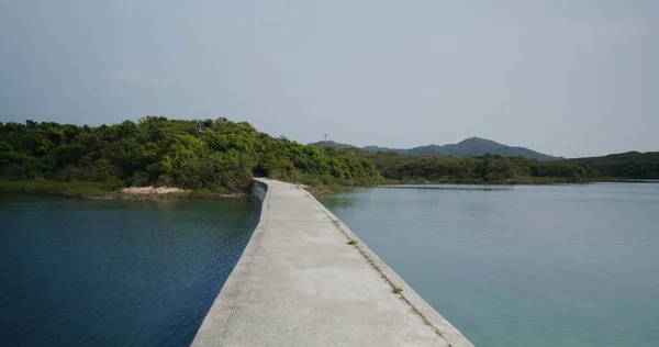 Puente Piedra Cruza Mar Yim Tin Tsai — Foto de Stock