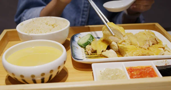 餐厅里的鸡饭和汤 — 图库照片