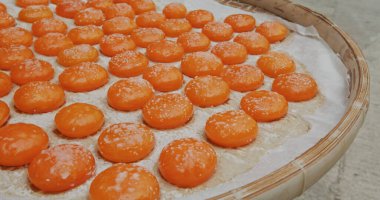 Açık havada tuzlanmış yumurta sarısı.