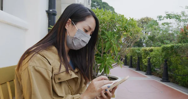 Γυναίκα Φορούν Μάσκα Προσώπου Και Χρήση Του Κινητού Τηλεφώνου Στο — Φωτογραφία Αρχείου