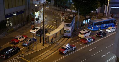 Causeway Körfezi, Hong Kong - 30 Mart 2021: Hong Kong 'daki trafiğin aşağı manzarası
