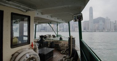 Hong Kong - 14 Nisan 2021: Tsim sha tsui 'den merkeze feribota binin