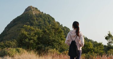 Kadın dağa bak ve yürümeye hazırlan.