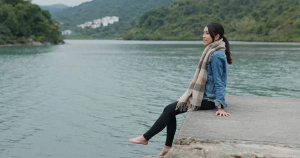 Kadın Iskelede Oturur Sallanan Ayaklarıyla — Stok fotoğraf