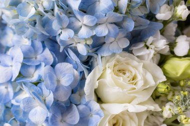 Mavi renkli çiçek buketi.