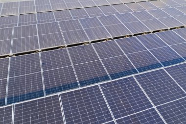 İnsansız hava aracı güneş panelinin üzerinde uçuyor