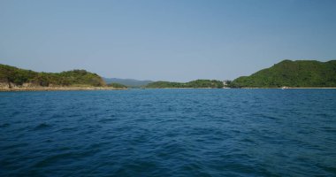 Ada denizi ve mavi gökyüzü