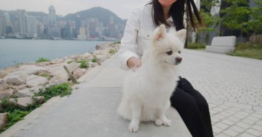 Bir kadın köpeğiyle dışarı çıkar.