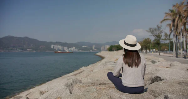 Mujer Viajera Sentada Orilla Del Mar Mirar Mar — Foto de Stock