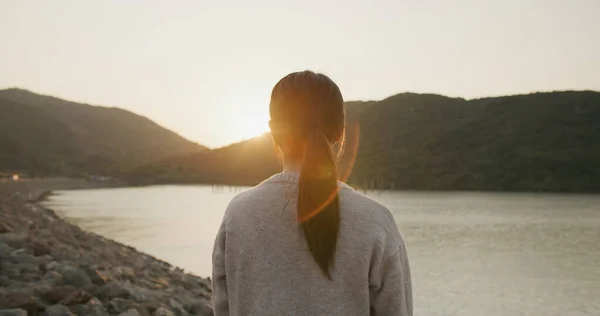 Mulher Olha Para Pôr Sol Beira Mar — Fotografia de Stock