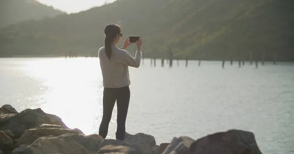 Mujer Tomar Una Foto Atardecer Mar — Foto de Stock