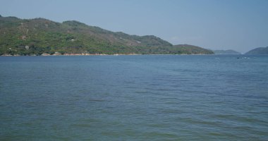 Açık mavi gökyüzü ve deniz plajı