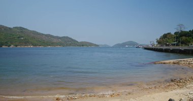 Güneşli bir günde deniz kumsalı