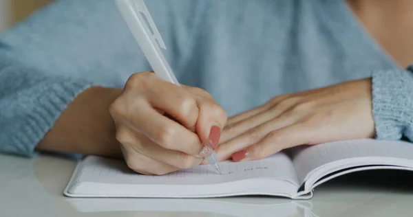 Vrouw Schrijft Notitieboek — Stockfoto