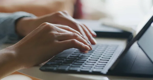 Mujer Trabajo Tableta —  Fotos de Stock