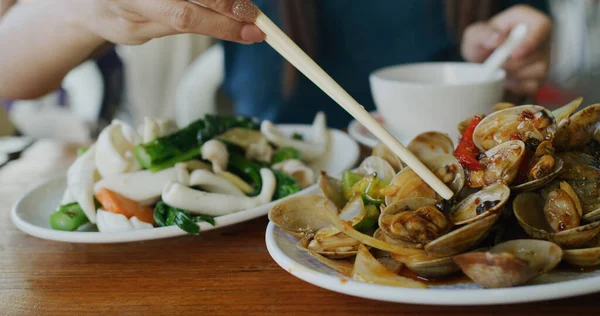 Hong Kong Kantonská Kuchyně Smažené Chobotnice Zelenina Smažené Škeble Nádobí — Stock fotografie