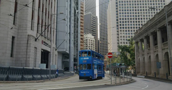 2021年4月22日 在香港商业区行驶的电车 — 图库照片