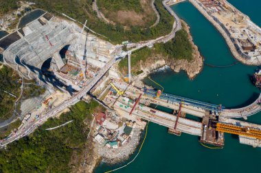 Tseung Kwan O, Hong Kong - 21 Aralık 2020: Cross Harbor Köprüsü yapım aşamasında