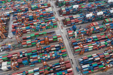 Kwai Chung, Hong Kong - 16 Haziran 2021: Hong Kong konteynır limanında İHA uçuşu