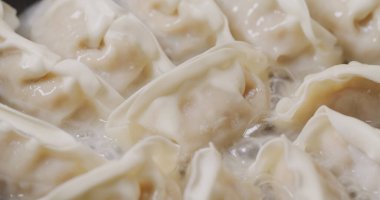 Mutfakta ızgara köfte.