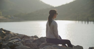 Deniz günbatımı altında kadın göz