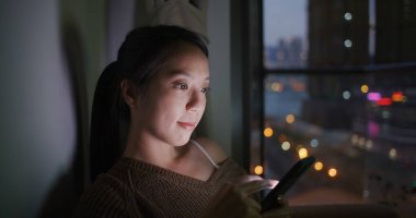 Gece evde kadın cep telefonu kullanımı