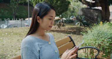 Parkta kadın cep telefonu kullanımı