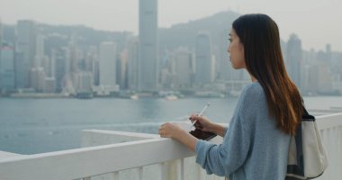 Hong Kong 'daki şehir manzarası tabletindeki kadın çizimi.