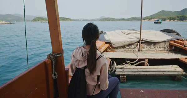 Vrouw Zit Het Schip Bewegen Zee — Stockfoto